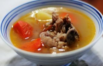 胡萝卜土豆煲筒骨 